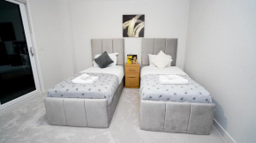 Spacious 3 bedroom apartment in Slough with Free Parking By Easy 2 Manage